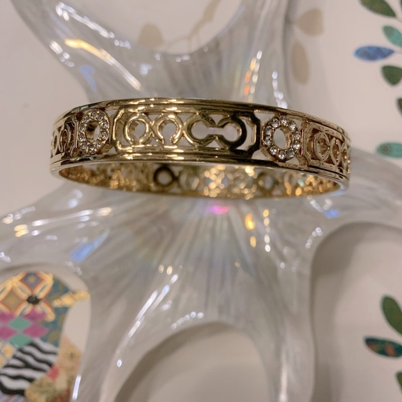 ⭐️ ✨💫COACH NWOT STUNNING GOLD AND CRYSTAL LATTICE SIGNATURE C BANGLE PRISTINE - Picture 4 of 7